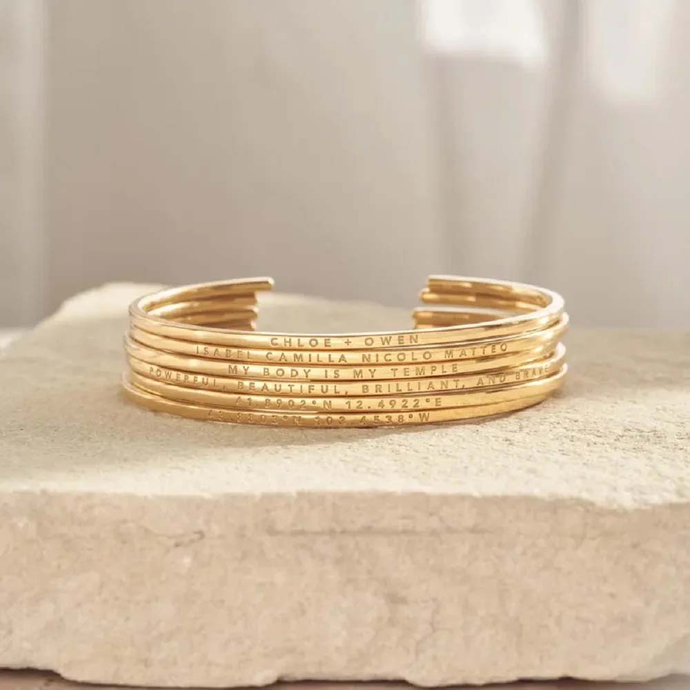 Пара с гравировкой имени и тек – обзор и цена Coordinates Bracelet
